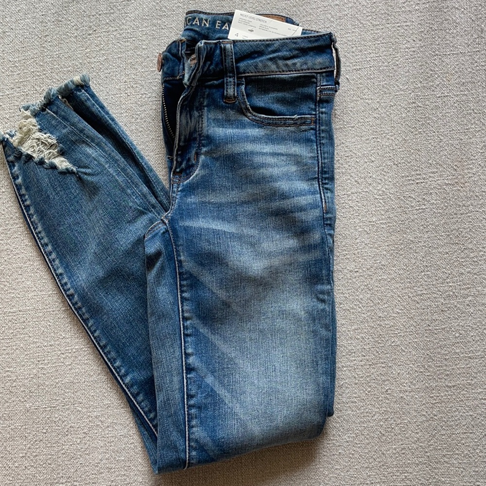 NWT AMERICAN EAGLE SKINNY JEANS. Size 4 Long